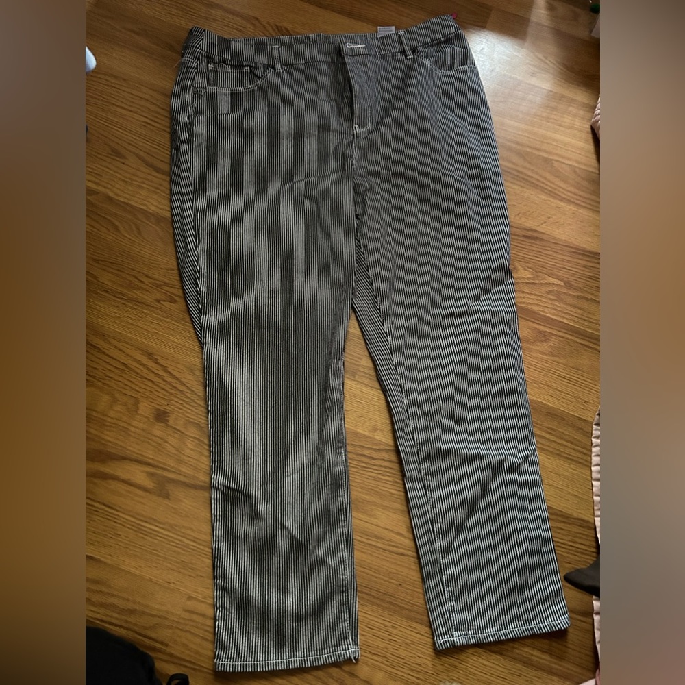 Women’s white and black striped capri’s size 16